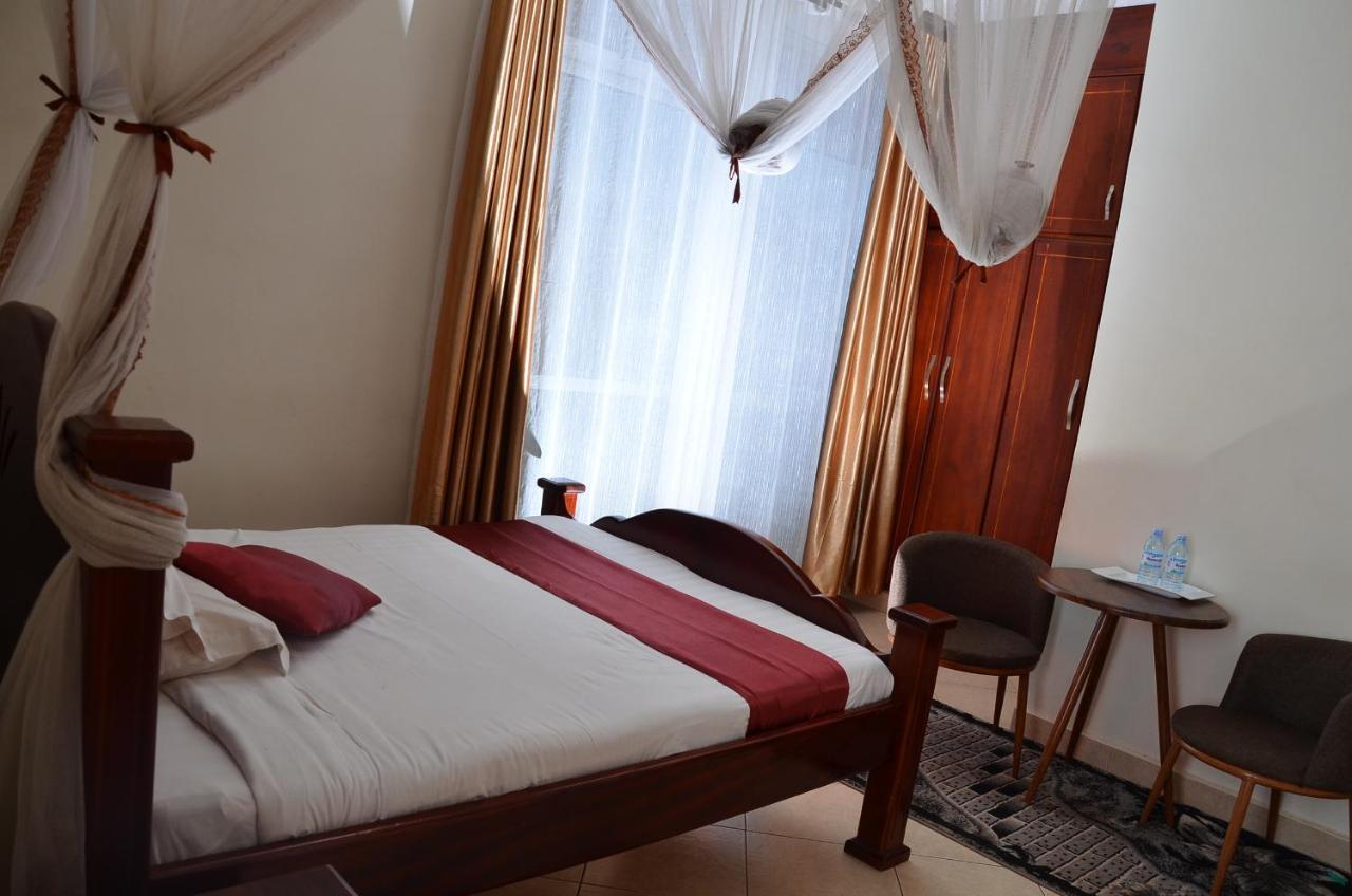 Ss Hotel Kampala Esterno foto
